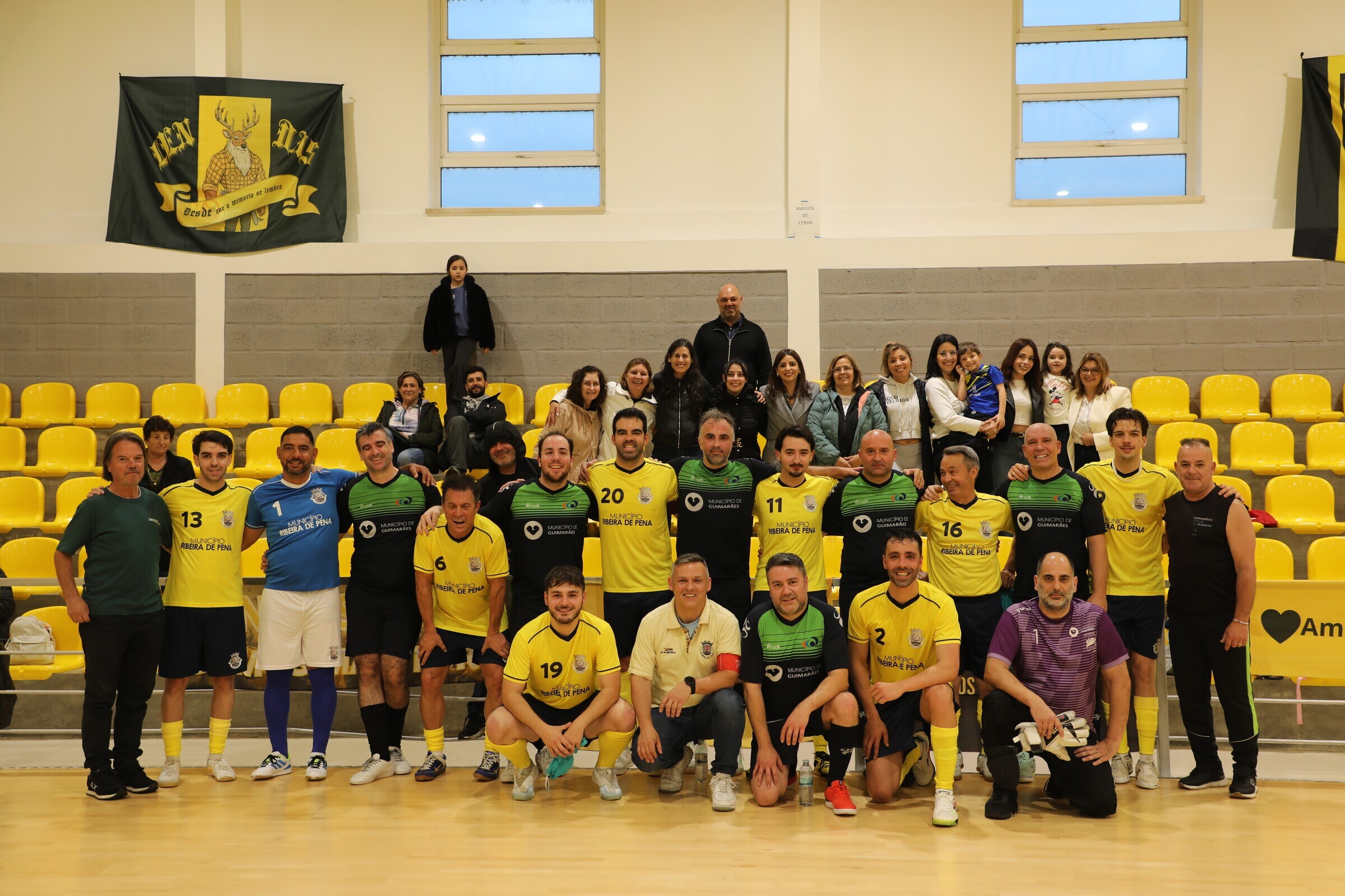 As equipas, num ambiente de fair play, posam agrupadas, tendo como pano de fundo os apoiantes na ...